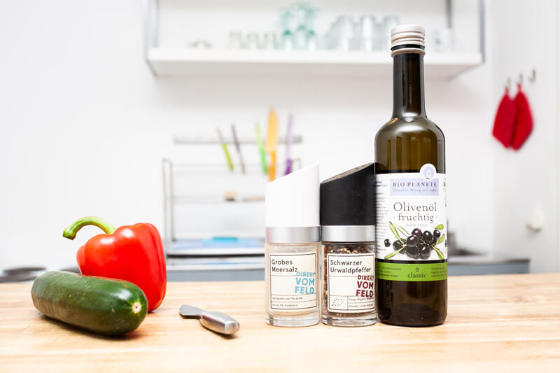 Salz und Pfeffer, Olivenöl. Alles in Bio! / Salt and pepper, olive oil. All organic!